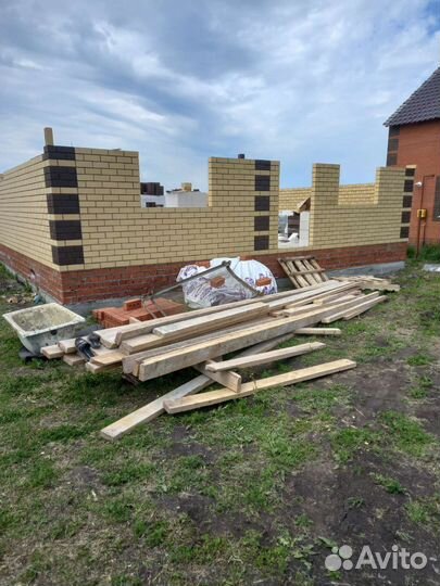 Бригада строителей каменщики