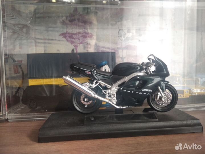 Модель мотоцикла Triumph Daytona 955i 1:18