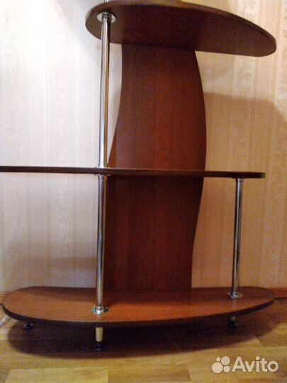 Декоративная стенка-этажерка