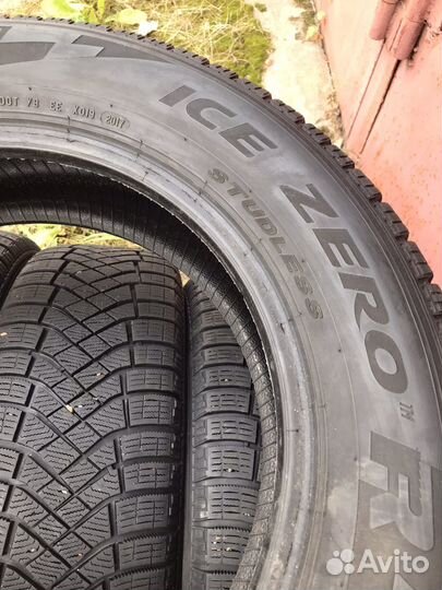 Pirelli Ice Zero FR 215/65 R17