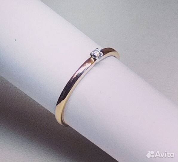 Золотое кольцо с бриллиантом