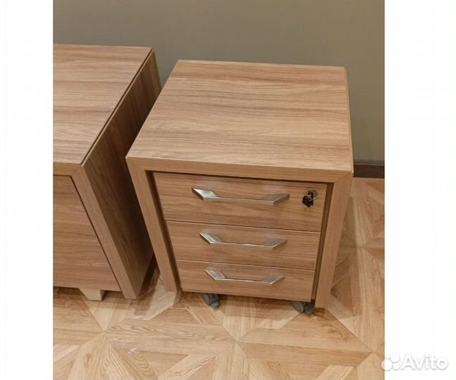 Стол руководителя с приставкой. В наличии. С НДС