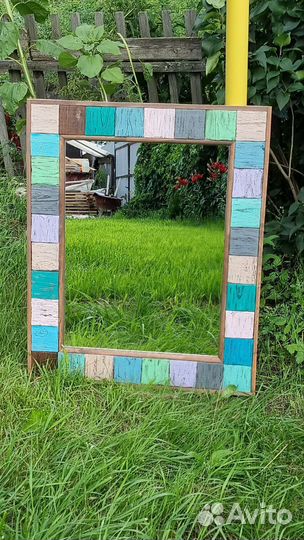 Зеркало в деревянной раме