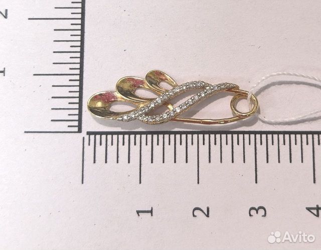 Золотая брошь с камнем