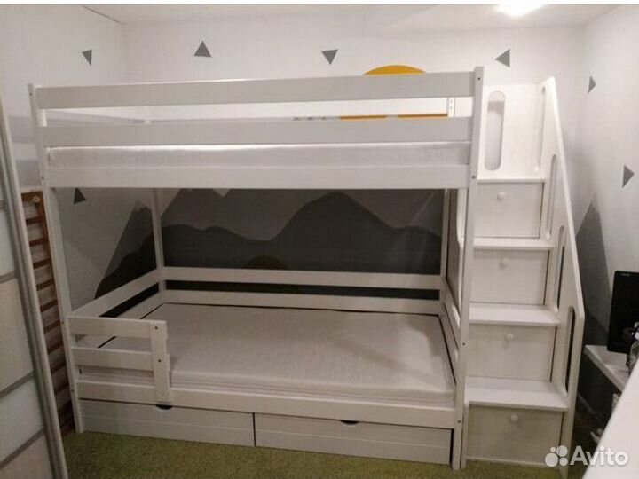 Двухъярусная детская кровать с лестницей комодом