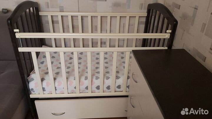 Детская кроватка с маятником
