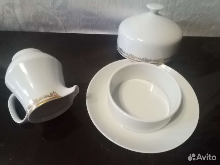 Посуда: сливочник, маслёнка, вареньица,крышки