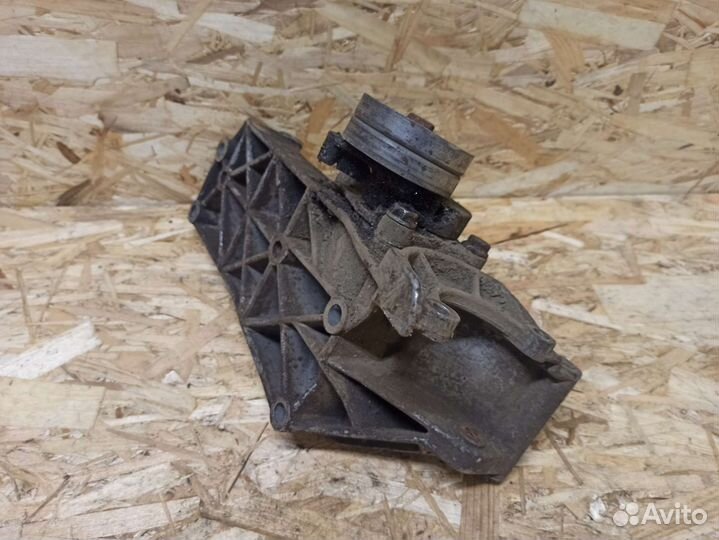 Кронштейн генератора Volkswagen Golf 3