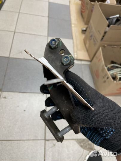 Кронштейн рулевой тяги 811419325D audi 80