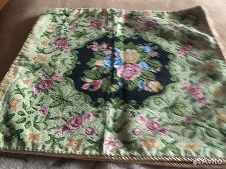 Подушка с красивой съемной наволочкой