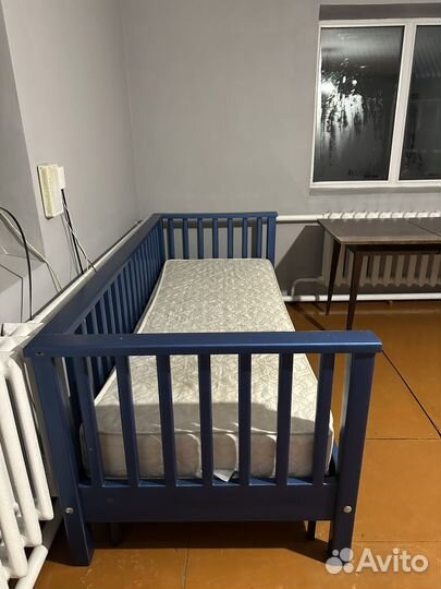 Кровать деревянная