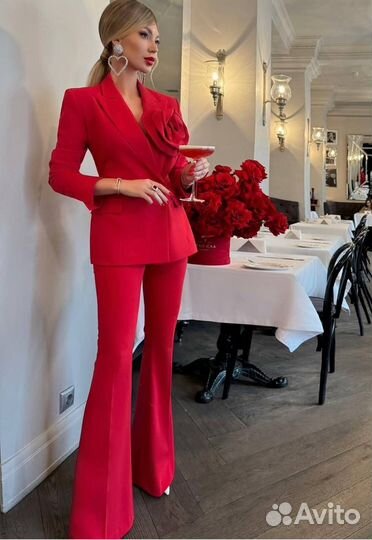 Роскошный классический костюм