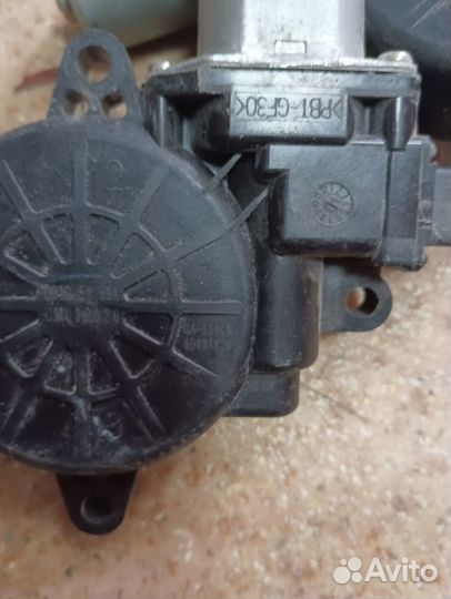 Моторчик стеклоподъемника передний Mazda 3