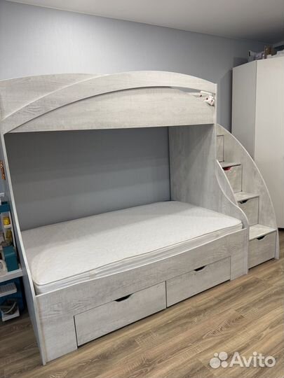 Продаю двухъярусную кровать