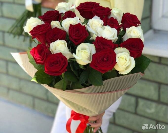 Букет микс из красных и белых роз