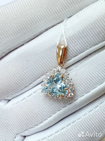 Золотая подвеска с камнем