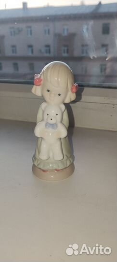 Обычная фарфоровая статуэтка (девочка с медведем)