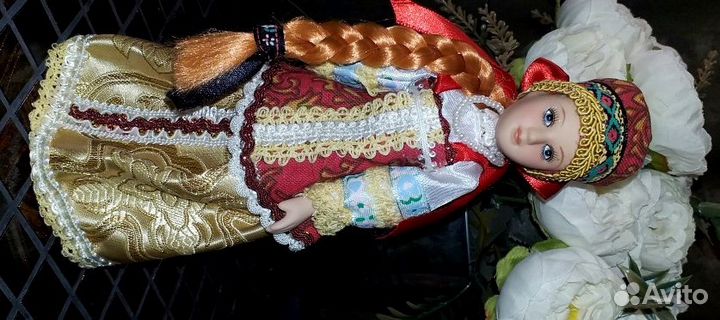 Кукла фарфоровая