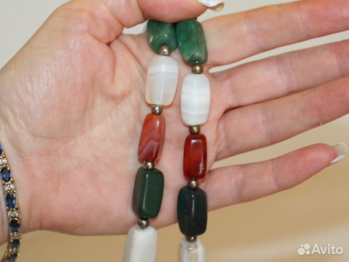 Ожерелье из переливта, сардоникса, фуксита, белого