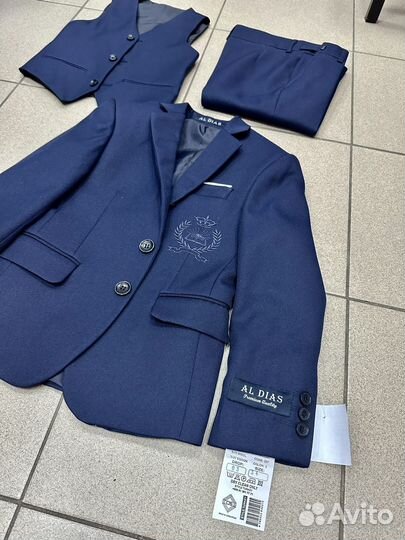 Школьный костюм тройка на мальчика. новые