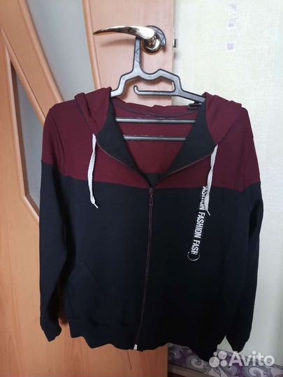 Спортивная куртка с капюшоном