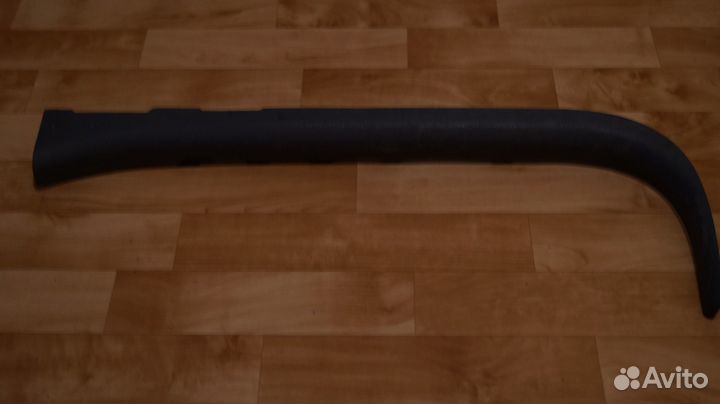 Обшивка порога переднего правого Toyota Avensis 1