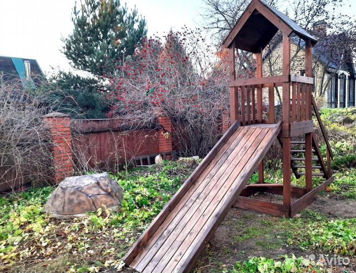 Зимняя деревянная горка без окраса