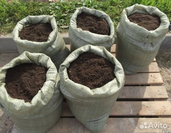 Плодородная земля в мешках