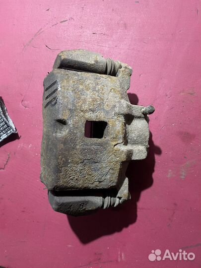 Передний правый суппорт Mitsubishi Lancer 9