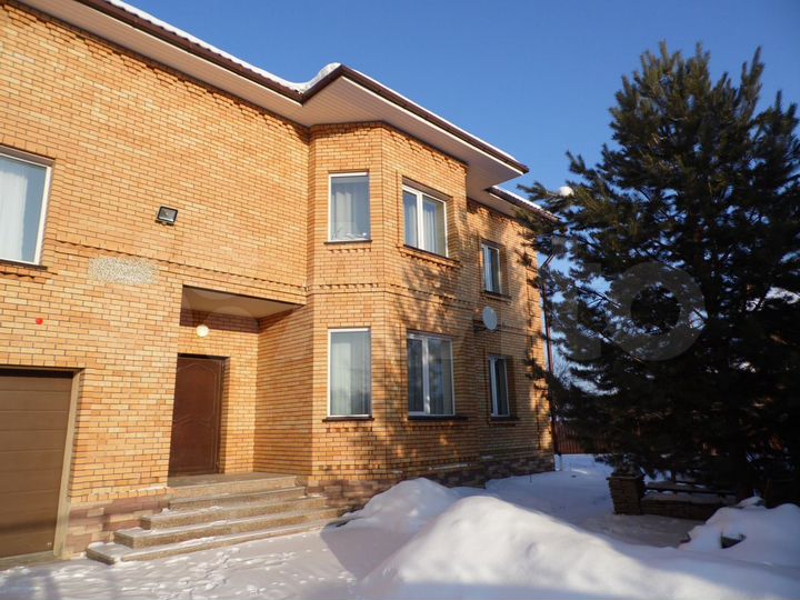 Коттедж 450 м² на участке 10 сот.