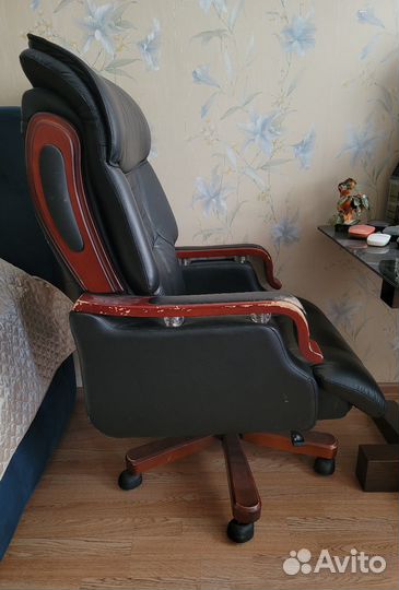 Кожанное кресло руководителя с лакированным дерево