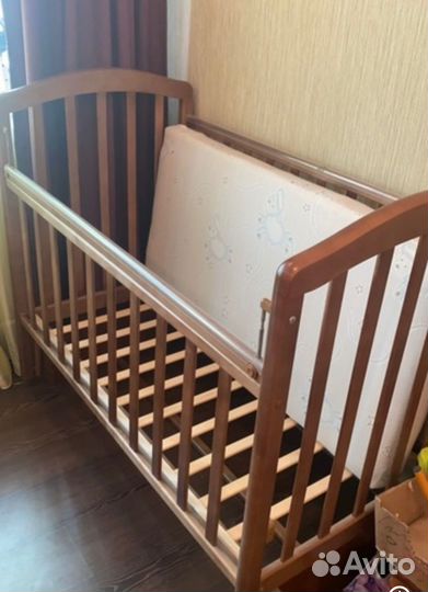 Детская кроватка с маятником