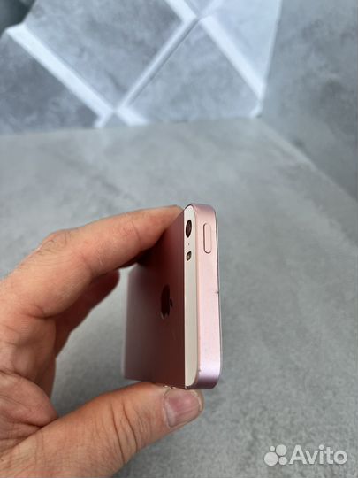 iPhone SE, 32 ГБ