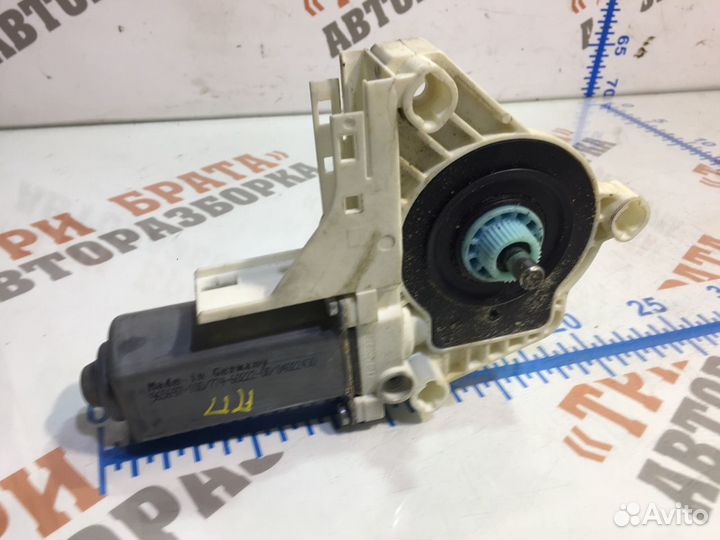 Моторчик стеклоподъемника передний правый Прав