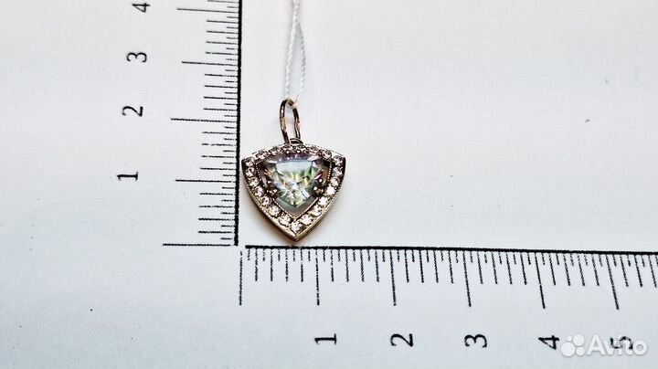 Золотая подвеска с камнем