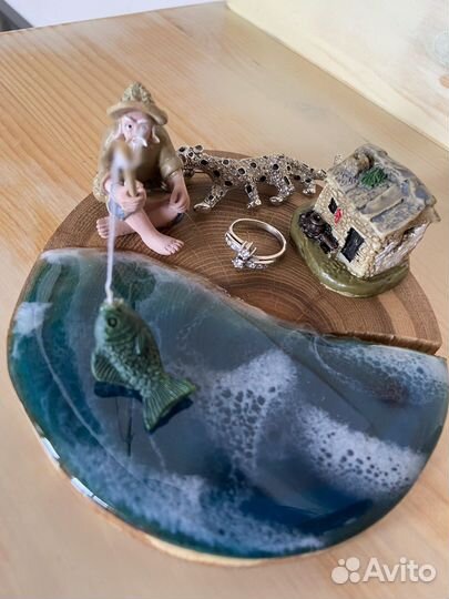 Подставка- сувенир «Старик и море». Дуб, смола