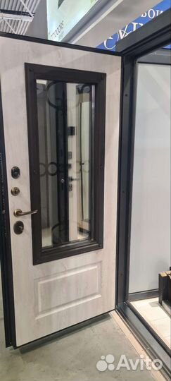 Дверь в частный дом с терморазрывом
