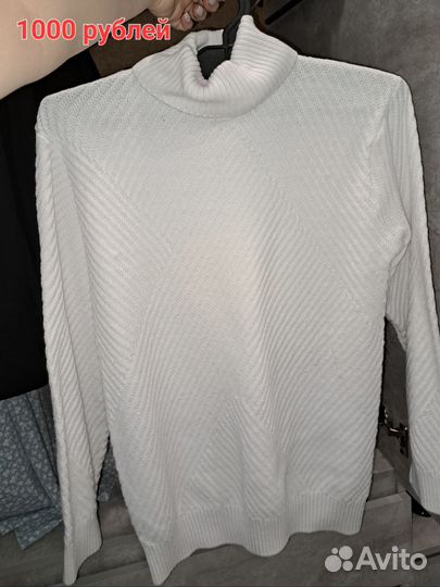 Белый свитер с горлом