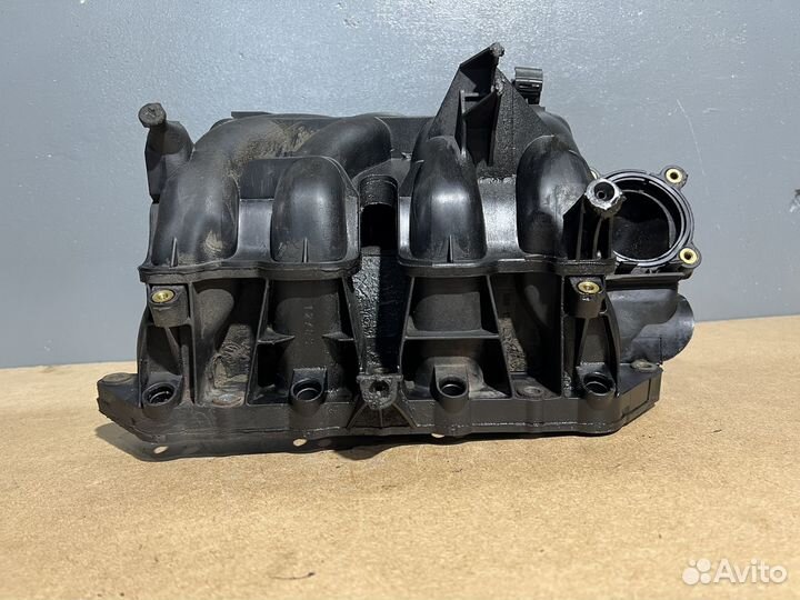Коллектор впускной на Volkswagen Golf 4 1,4