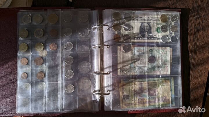 Альбом с коллекционными монетами