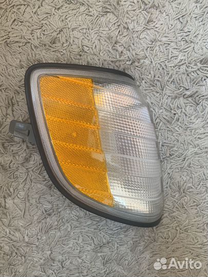 Поворотник правый мерседес w140