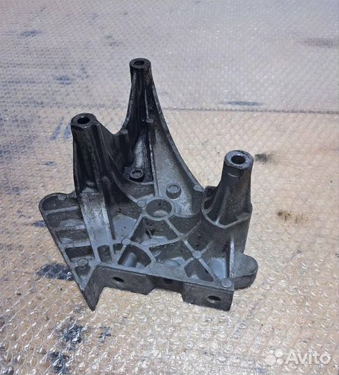 Кронштейн двигателя правый VW Passat (B6) 2005-20