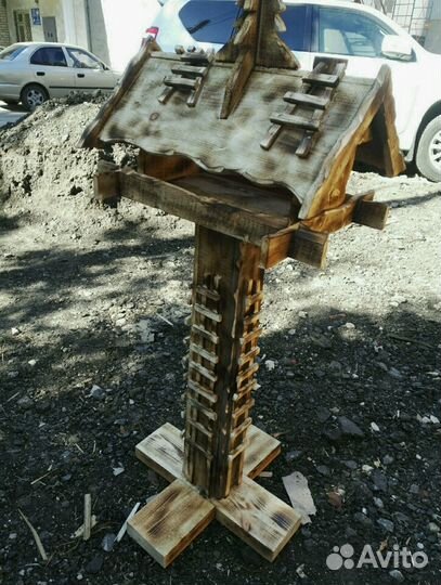 Кормушки для птиц на стойке