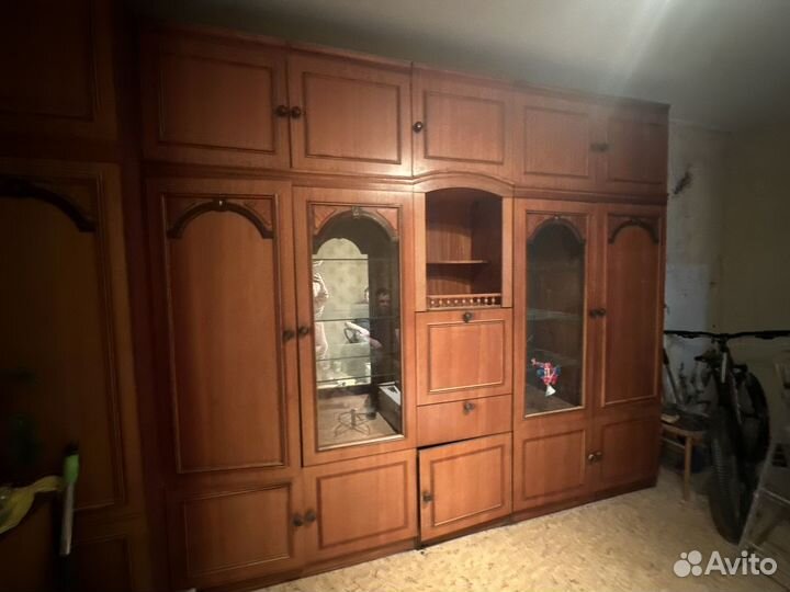 Стенка со встроенным сейфом