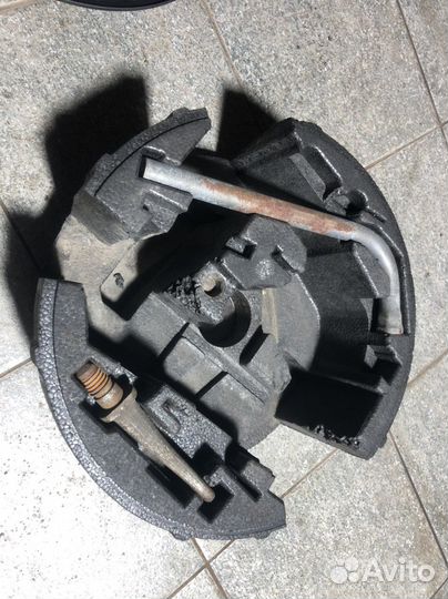 Органайзер в запаску audi a6c5 домкрат инструмент