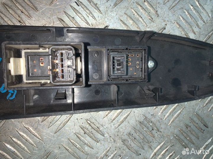 Кнопка стеклоподъемника переднего правого