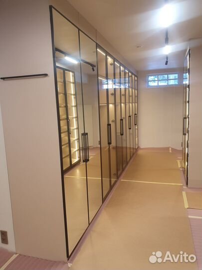 Стеклянный шкаф с подсветкой на заказ