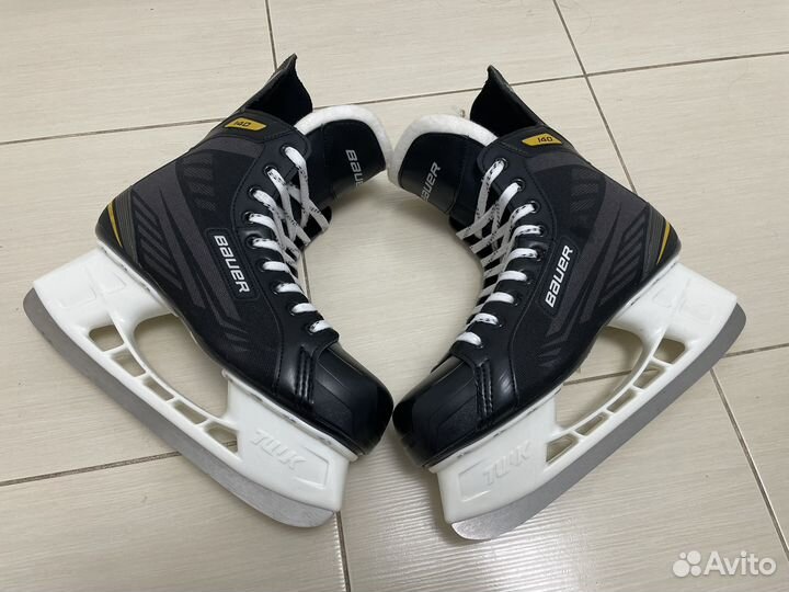 Коньки bauer (44 разм : 10 R) supreme 140