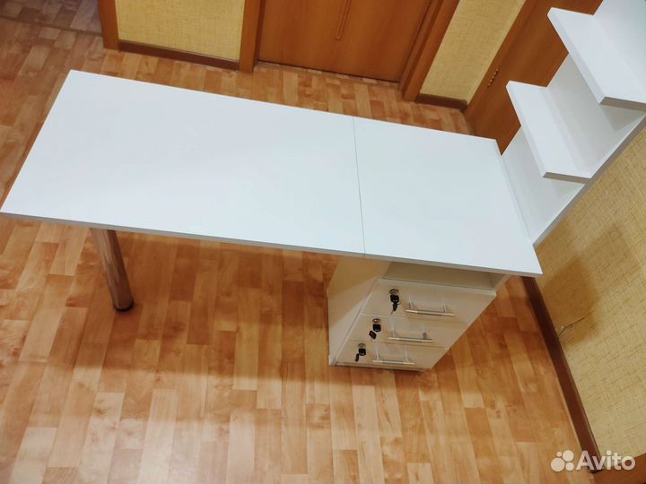 Маникюрный стол