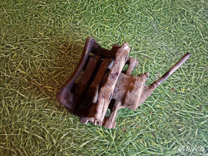 Суппорт передний левый Ситроен С3 2005 г